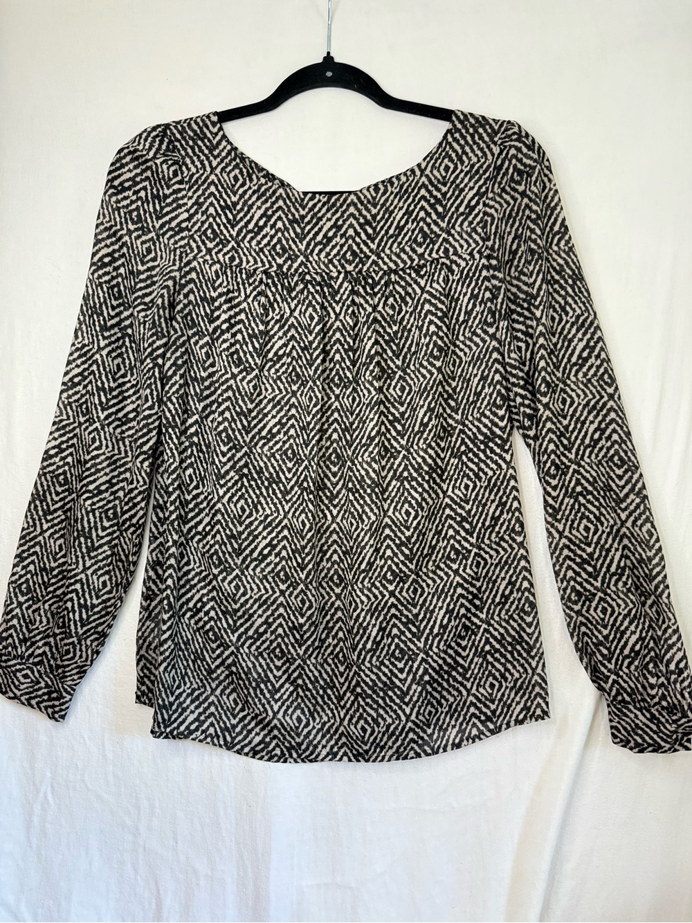 Women's Loft Black and White Geometric Long-Sleeve Top